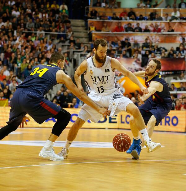 ACBCOM's tweet photo. ¿Cuánta genialidad cabe en un solo gesto, en una sola foto? @serrod13 #CopaACB http://t.co/FSASDqMs13