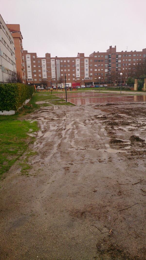 sergiocostan's tweet photo. @AytoMostoles VERGONZOSO, ESTE ES EL ""PARQUE"" DE LA C/ NAPOLES,, UN BASURERO Y ZONA DE TRABAJO DE JARDINES http://t.co/zdNE8YRu8u
