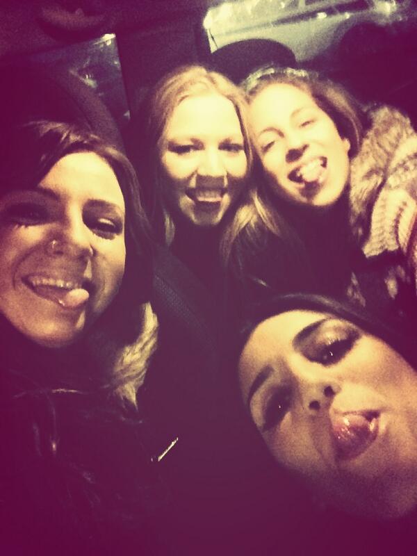 juuddd's tweet photo. "@niacervera: Esas son mis chicas jajaja @paulaforment @YaizaLluch @juuddd http://t.co/iUUALLfBb7"
