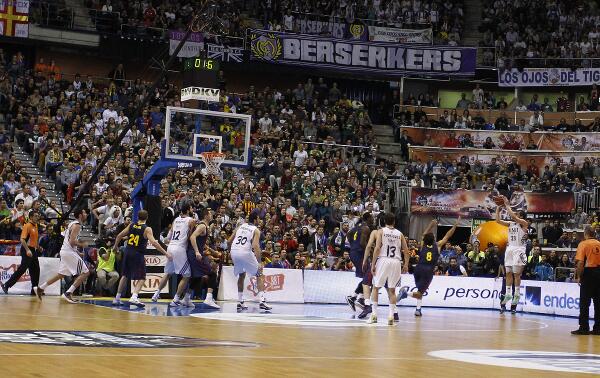 Un instante, un lanzamiento, un título. <a href="/23Llull/">Sergio Llull</a> #CopaACB