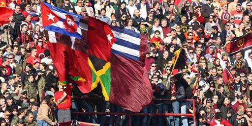 livorno_sur's tweet photo. Ganar o perder. Pero los principios en nuestras banderas. #ForzaLivorno http://t.co/cFakOgBzT8