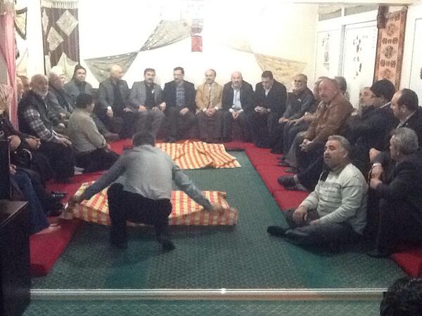 yunusemre1806's tweet photo. @kbbmustafaak
Kız anadan öğrenir sofra düzmeyi,Oğlan babadan öğrenir sohbet gezmeyi
@caparkay18 derneğine hoş geldinz
http://t.co/rOY6dogjiO