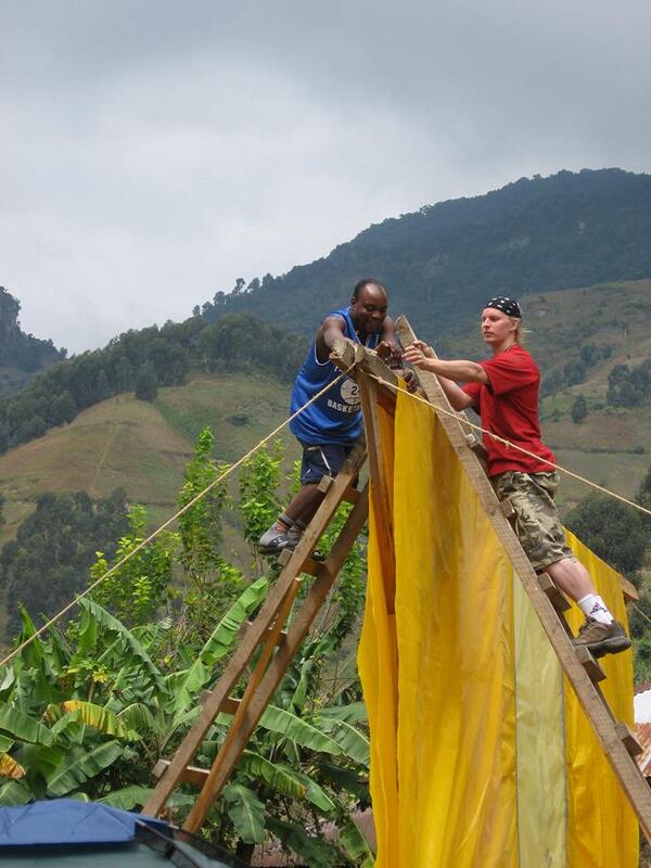 CampWork's tweet image. Tanzanian and Finnish volunteers making a shelter