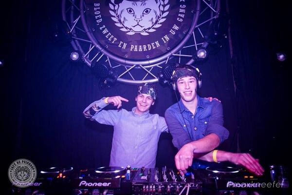 Kiekje, Café de Puinhoop openen met wat Deepte. Saampjes met dun <a href="/Djvandall/">Vandall</a>, witte wel! #geef8       CC: <a href="/Maxkneefel/">Max Kneefel</a>