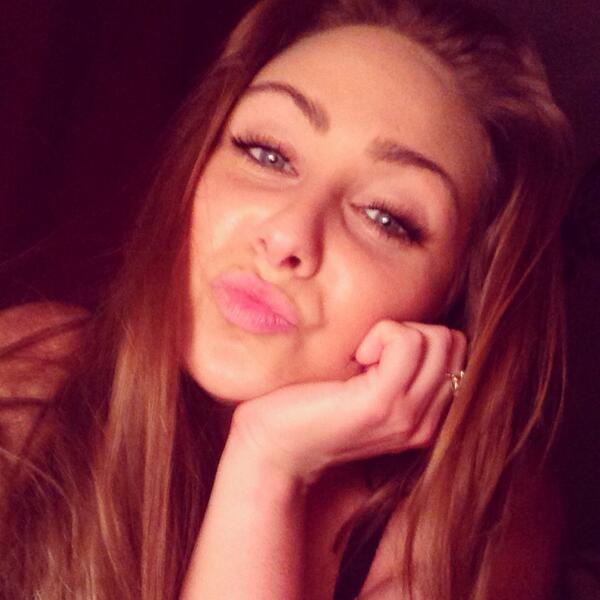 DanielleChannel's tweet image. Bedtime boredom #idontwannasleepyet #poserrr #loser 😙🌙