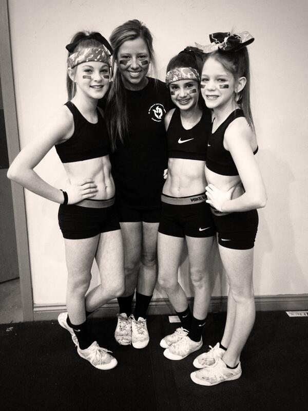 alexis_dupuy's tweet image. Me w/ the pink princesses👑🎀 @BoudreauxMorgan @skylarsirk #hadeel #readyforwar #CheersportWeek