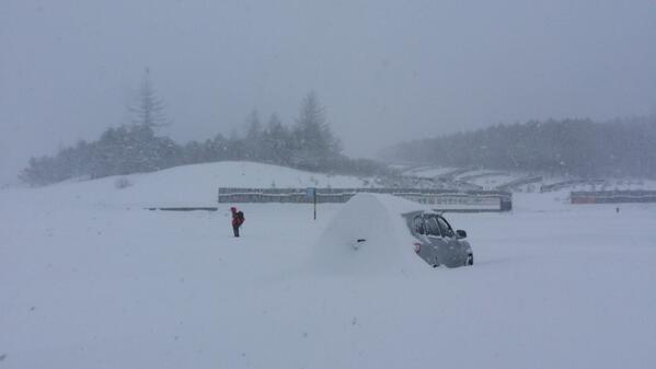 webpdseo's tweet photo. 구 영동고속도로 대관령 휴게소 주차장 모습입니다. 정말 눈이 하염없이 옵니다. http://t.co/Odtti9n8uP