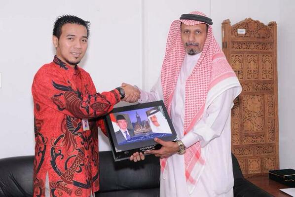 Penyerahan cenderamata dari Pemerintah RI kpd Saudi oleh staf KJRI yg jg kader <a href="/pksmakkah/">PIP PKS HIJAZ</a> <a href="/PksJeddah/">PksJeddah</a> <a href="/PKSejahtera/">DPP PKS</a>