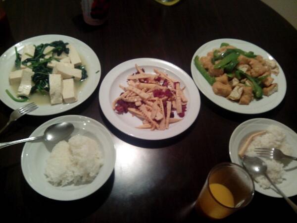 langzht's tweet photo. 认真做了顿晚饭。菠菜豆腐，腊肉竹笋，青椒油豆腐，白米饭。 http://t.co/p2o40EUAyj