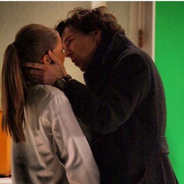 violetlily333's tweet photo. BEHIND THE SCENES AT THE KISS!!!! #sherlock #sherlocksnogs #sherlolly #mollyhooper #brealeybatch #benedictcumberb... http://t.co/G5e0QSRgz3
