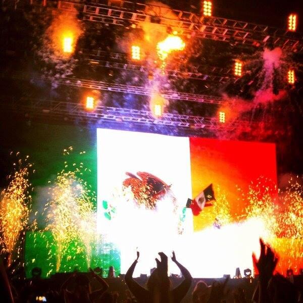 EMPOTV's tweet photo. Una pequeña resemblanza del #OneLastTourMexico: http://t.co/AoPX1HYeFE http://t.co/HBUhZQ1lRx