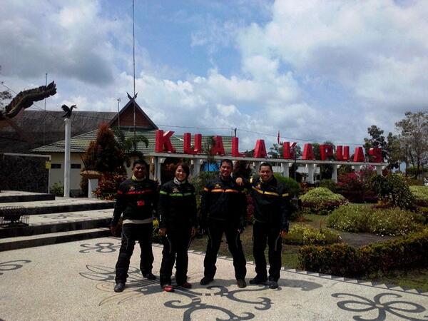 Tiba di Kuala Kapuas, singgah di dealer <a href="/TVSApacheID/">TVS Apache ID</a> kota Kapuas.
