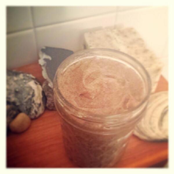 Ward off winter dry skin w #DIY moisturizing #sugarscrub! Coconut oil, apricot kernel,  sugar, vitamin e, jojoba oil!