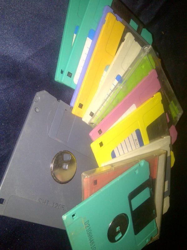 trilolin's tweet image. Siapa masih nyimpan disc komputer yg satu ini? ☺ acungkan tangan (mention) #tanyaTeman #disket  #jadul