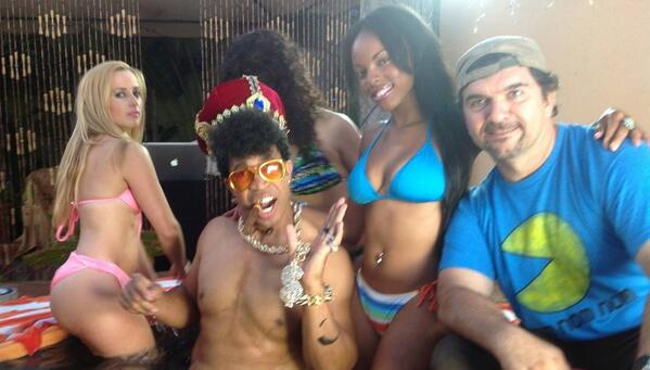 Bottom2thatop's tweet photo. Party w/ @biggiefryz 2/17 world premiere #SweatyBootyCheeks video @Rooftop3100 @2kgpr @linkedmgmtinfo @AUTHCREATMKTG http://t.co/gLw5myInZr