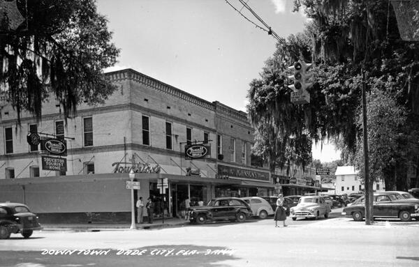PascoEDC's tweet image. #ThrowbackThursday #PascoFL RT @jeff560: Meridian Avenue at 7th Street in Dade City, apparently in 1955.