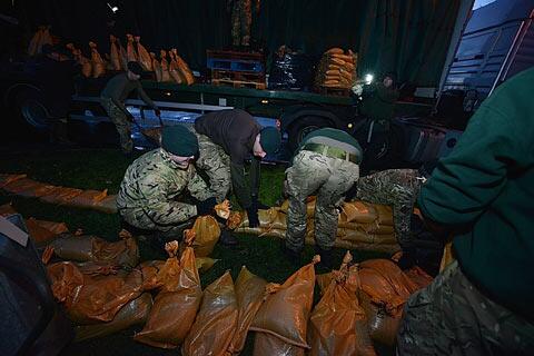 7 #RIFLES and <a href="/RoyalNavy/">Royal Navy</a> troops work together through the night in attempt to prevent #Thames #flooding at Windsor