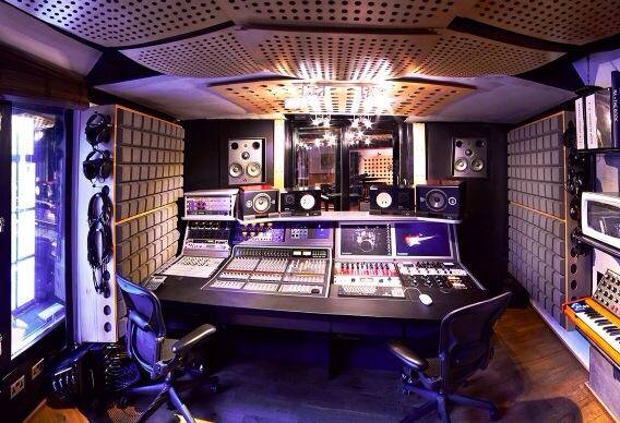 AKAdesignuk's tweet photo. Recently upgraded @thelimehouse studio in @AudioMediaMag AKA custom desk for @solidstatelogic Matrix #Studio http://t.co/2ARY0we7Jm