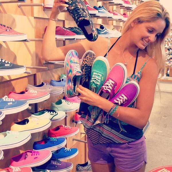 CatalinaHotz's tweet photo. Happy Monday ! Muchas gracias a @VANS_CHILE por mis lindos y coloridos #vans ! #vanssurf http://t.co/vMyDt7rhwO