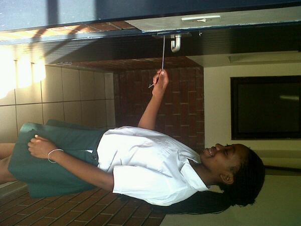 Neigh_yoww's tweet photo. @iam_mrsperez be like how do uu open this shit http://t.co/ZeFYOE8SyK