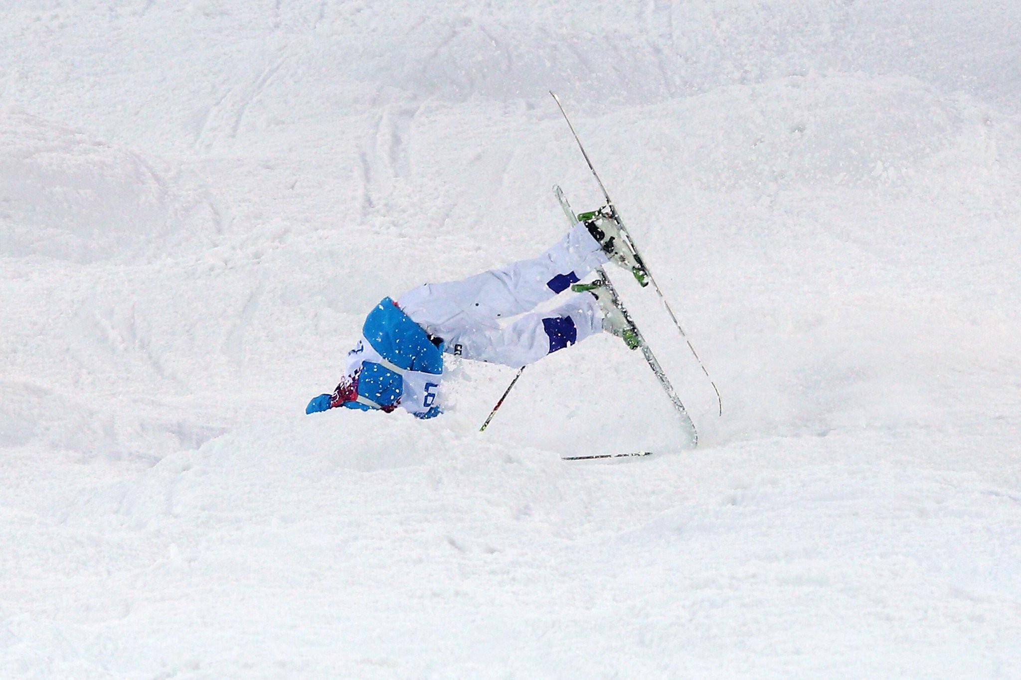 Падение горнолыжника. Лыжник упал. Падения на горных лыжах. Лыжник упал. Падения на горных лыжах.