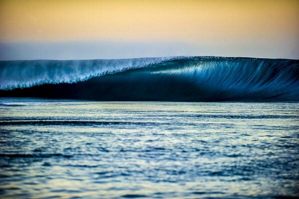 BeachImages's tweet image. Beautiful wave in Tahiti.