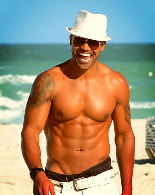 MooreIsMine's tweet image. My dream? Meet that perfect person and that perfect smile and then i can die!! @shemarmoore  SEXY BOY!!