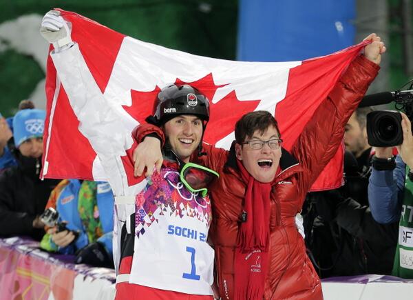 RDSca's tweet photo. Alexandre Bilodeau célèbre avec son frère Frédéric http://t.co/T1sDh9GvcJ #Sotchi2014 http://t.co/BapHhKyHmT
