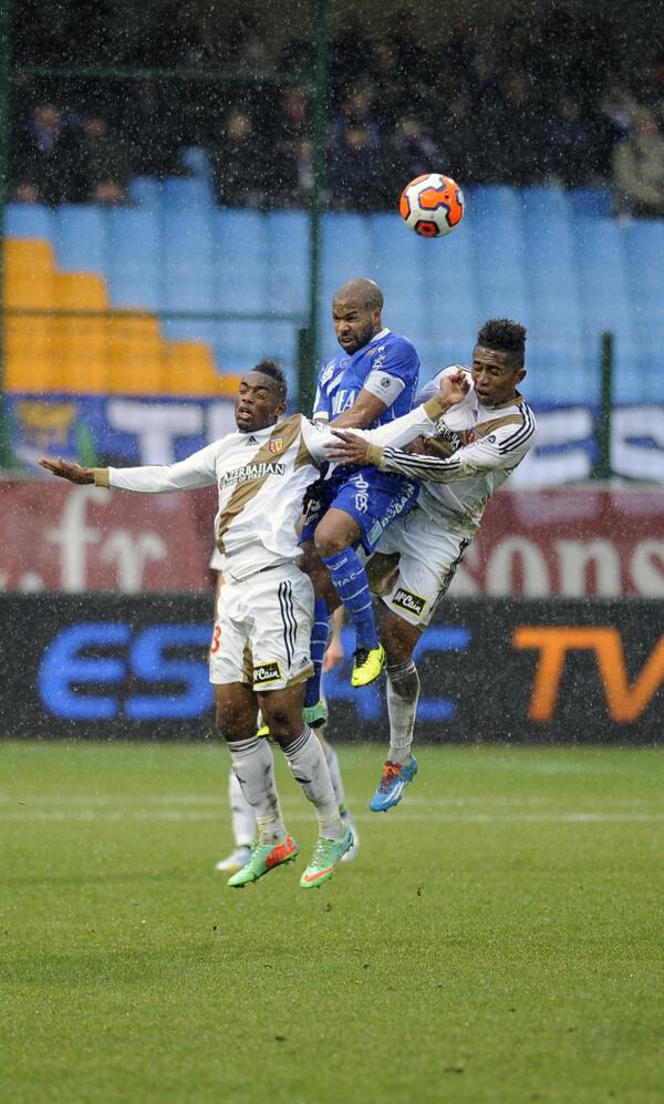 estac_officiel's tweet image. LES INSOLITES: Quentin #OTHON prend son envol et s'éLens face au Racing! #ESTACRCL #insolite