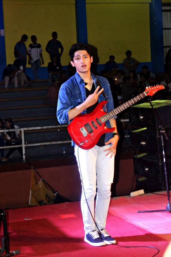 ini gitaris 1 kita <a href="/nandafraisal/">Nanda fraisal</a>