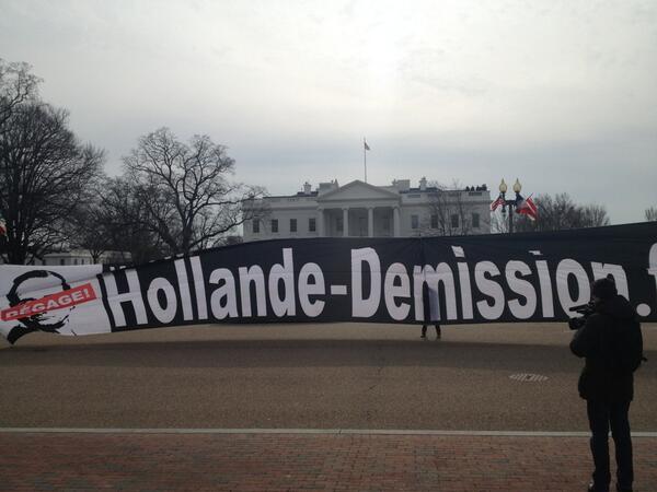 David_vanH's tweet photo. #HollandeDemission
Les Francais @WhiteHouse !
Seulement 19% font confiance à #Hollande!
#HollandeResign @HalaGorani http://t.co/z1CCqLkmpP