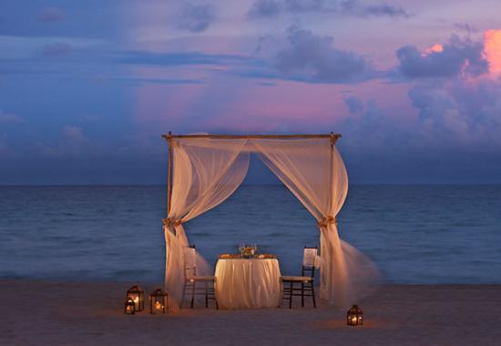 beachhousewines's tweet photo. For Valentine’s Day, what’s better than a romantic dinner on the beach? Will you be my Valentine? #BeachhouseWines http://t.co/5ZUhKf7hCZ