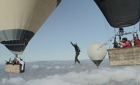 Internazionale's tweet photo. Il video di alcuni acrobati che camminano in equilibrio su una fune tesa tra due mongolfiere. http://t.co/l8F89EcmiT http://t.co/YUwsMhpuQI