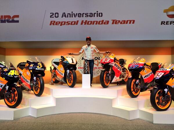 “<a href="/marcmarquez93/">Marc Márquez</a>: Mi foto soñada con las motos de estas leyendas! ” Give that jewel on your bottom left a kiss for me 😘