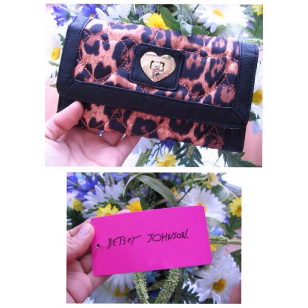 doodlebuglori's tweet photo. Wishing I could keep this wallet. :( http://t.co/ocAURYN0Gw