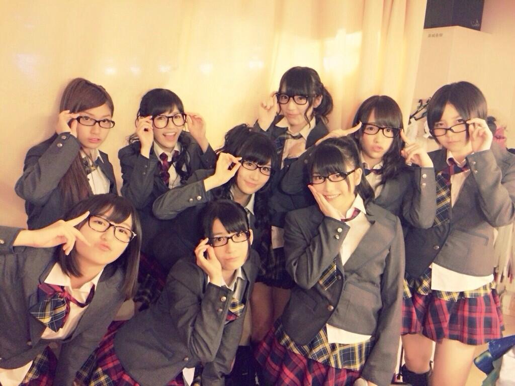 横山由依 普段コンタクトとかメガネとかしてないけど レンズが入ってない伊達メガネは何個か持ってます というなくてもいい情報 笑 おはようございます Http T Co P5mqwjbgh0