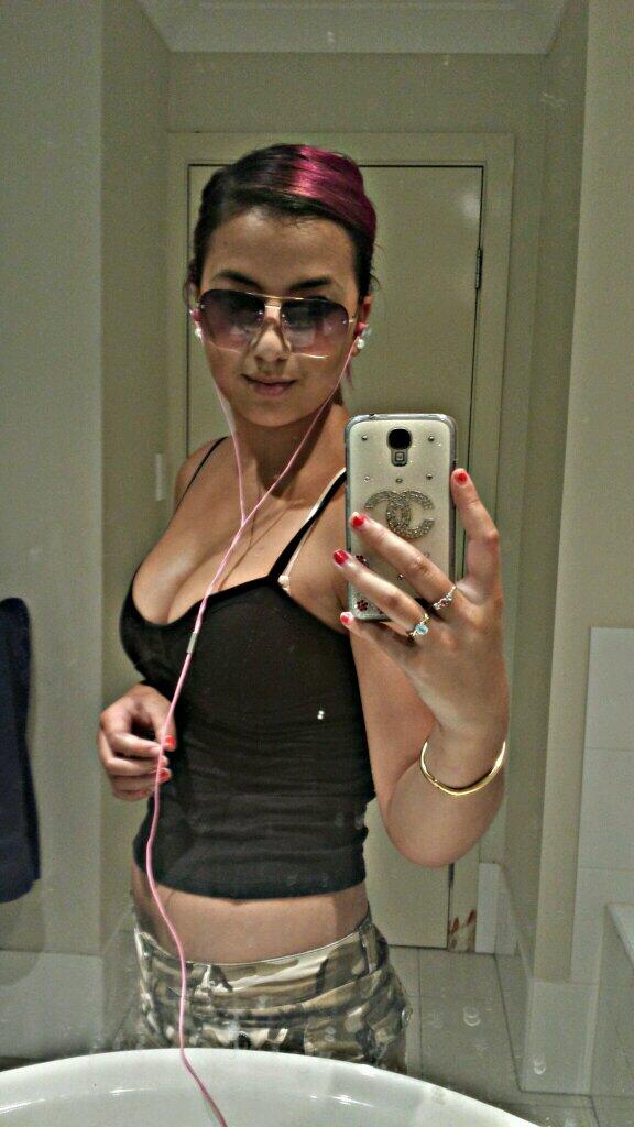 DerynPene's tweet photo. #Selfie before training. Headphones in, volume Max. Ignoring the world for a couole of hours. #Gains #Ownworld #Abbs http://t.co/Kd61OwpcIh