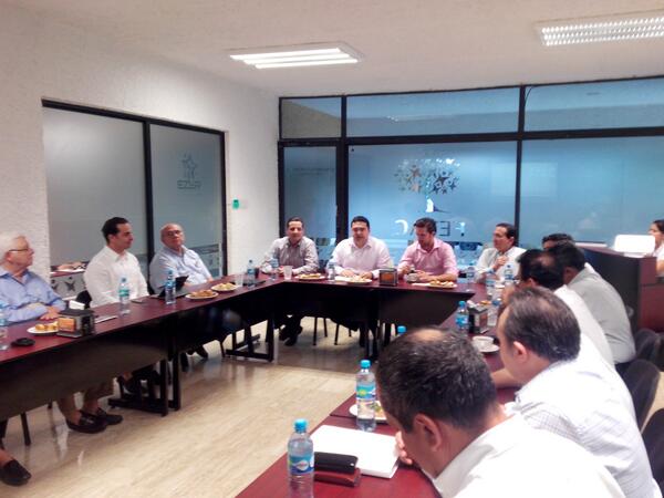 PabloGamboa_MX's tweet photo. A fin de dar a conocer los beneficios de @PaseoVerde me encuentro en reunión con integrantes de la @FEYAC2014 http://t.co/5hp9Najkf8