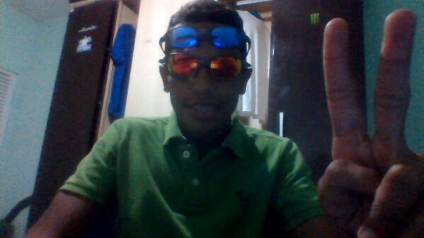 douglas_braw's tweet photo. QUEM NUNCA TE VIU CHORAR, NÃO MERECE TE VER SORRIR, SE NÃO TE AJUDO NA QUEDA NÃO PODE TA NO SUBIR . #CHORABOY HAHA .. http://t.co/V989ndMaqj