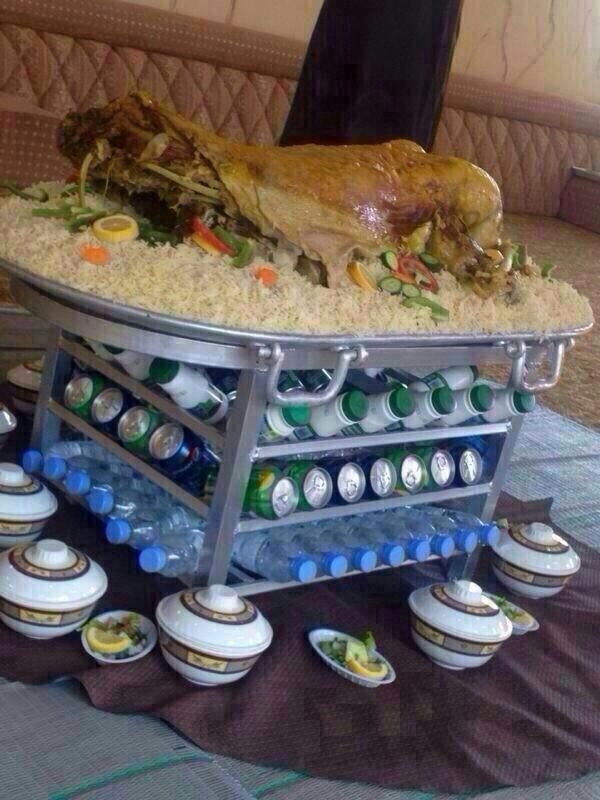 مواطن سعودي يبتكر طريقة لتقديم الوليمة لضيوفه ٠٠