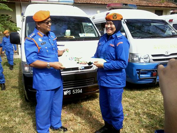 CmcTeam's tweet photo. Gimik Penyerahan Kunci Ambulans drp Pengarah Jpam Perak kpd PPAD Perak Tengah,SM(PA)Suliana Bt Mohamad..@PPANPerak http://t.co/QANYqKfm6S