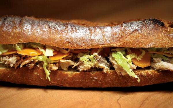 OroNorte's tweet photo. Pan rustico con ensalada y Bonito del Norte..............Oro Norte. http://t.co/A09URB2VSQ