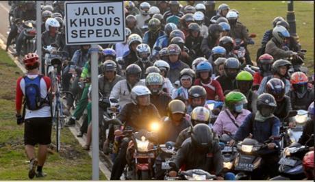 Adis (@takdos) on Twitter photo MIRIS :(( "<a href="/travelographers/">Heri Travelographer</a>: kalo di indonesia jalur (khusus) sepedanya begini nih @nurinuriii :D " MIRIS :(( "<a href="/travelographers/">Heri Travelographer</a>: kalo di indonesia jalur (khusus) sepedanya begini nih @nurinuriii :D "