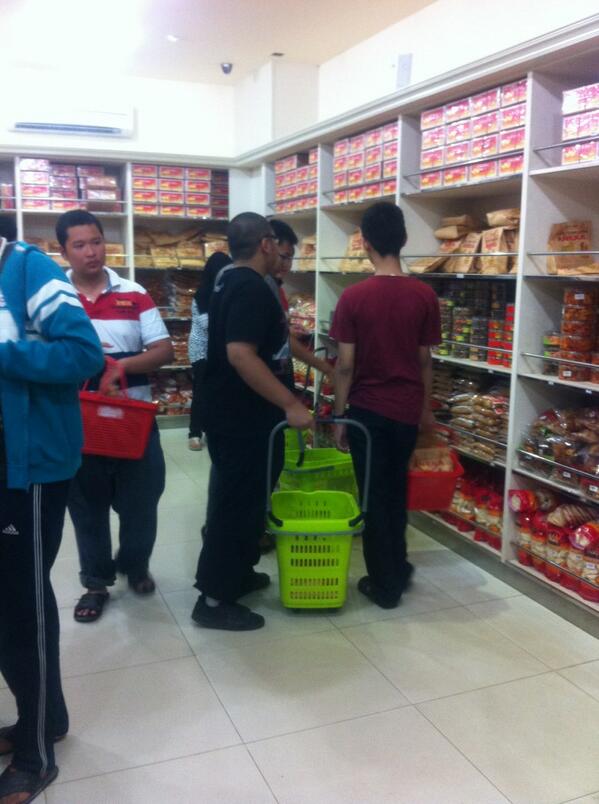 Peserta ESWETE V dari SMAN 5 Palembang lagi belanja nih:D