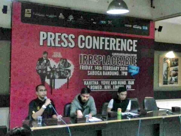 agdcdotcoid's tweet photo. Saat ini sedang berlangsung Press Conference IRREPLACEABLE #AkuKamuDanValentine di Ardan Group Building http://t.co/cUw5VTQ4Ld