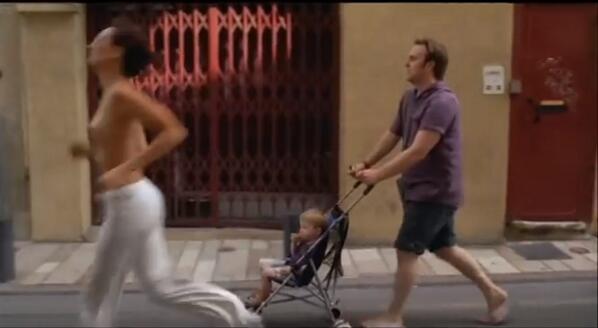 ilpost's tweet photo. Com’è un giorno da donna? (un video in cui i comportamenti di uomini e donne sono ribaltati)
http://t.co/ItEQ1vDdv6 http://t.co/mXJmfdcrD9