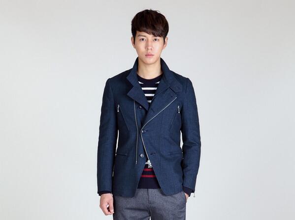 핏과 컬러에 따라 느낌이 달라지는 데님 자켓. 이번 시즌 데님 자켓은, 바이커룩을 연상케 하는 디자인으로 시크한 스타일링을 완성할 수 있답니다:-) #MVIO Denim Jacket_MK4A12101R