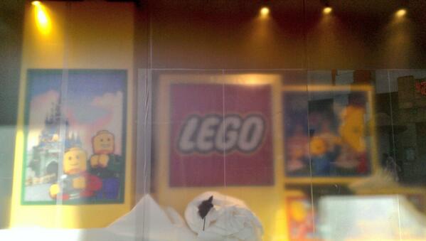 Lego Store [Disney Village - 2014] - Page 38 BgLlg92IEAAuglD