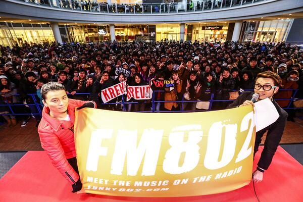 Twitter पर Fm802 あべのキューズモール 3f スカイコートにてkrevaを迎えての公開生中継でした みんなで集合写真 今すぐradiko Jpでfm802を聴くhttp T Co Tliiproddn Fm802 Http T Co Vflfxzl1ly