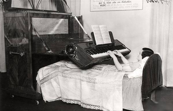 QueenBeerJeans's tweet image. #QBknowledge | Piano For The Bedridden (UK, 1935)